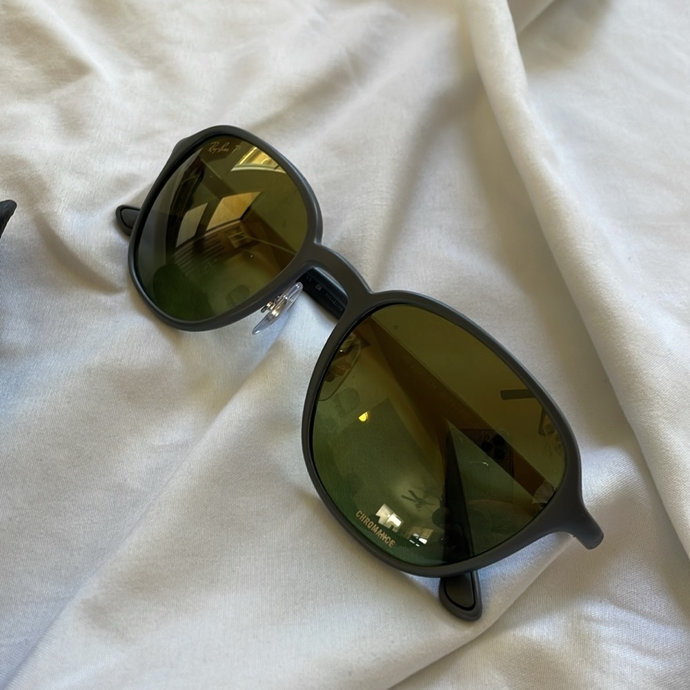 Ray • Ban Sunglasses + Case - Picture 2 of 5